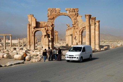 A car with visitors stops alongside the Arch of Triumph. Phot. Norbert Schiller